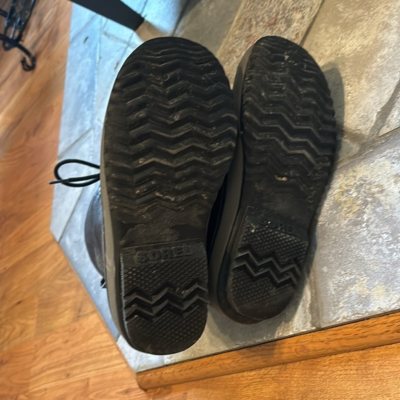Sorel winter boots size 6.5. Only worn a couple of times. - Picture 3 of 5